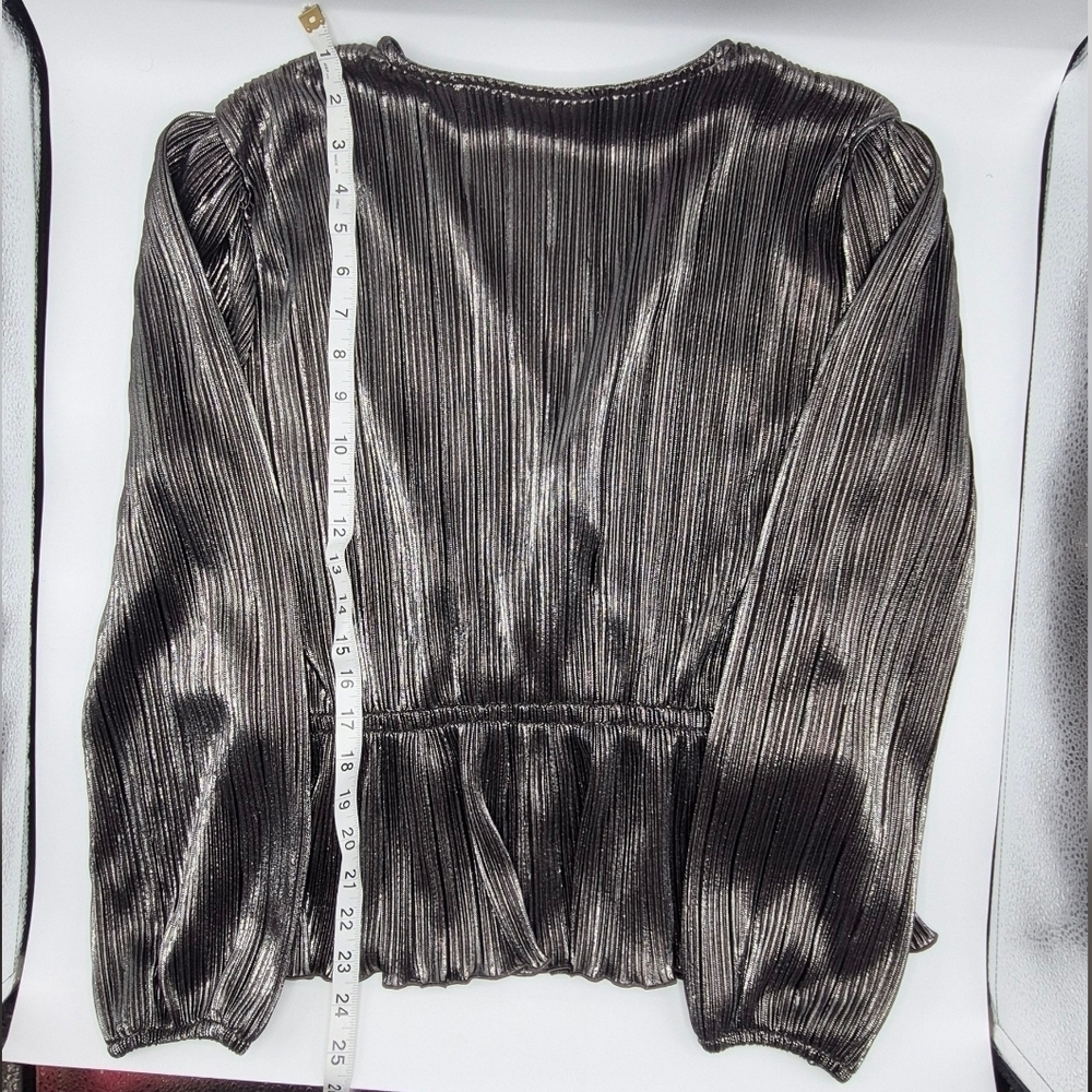 On Running Shiny Gray Blouse - Picture 2 of 5